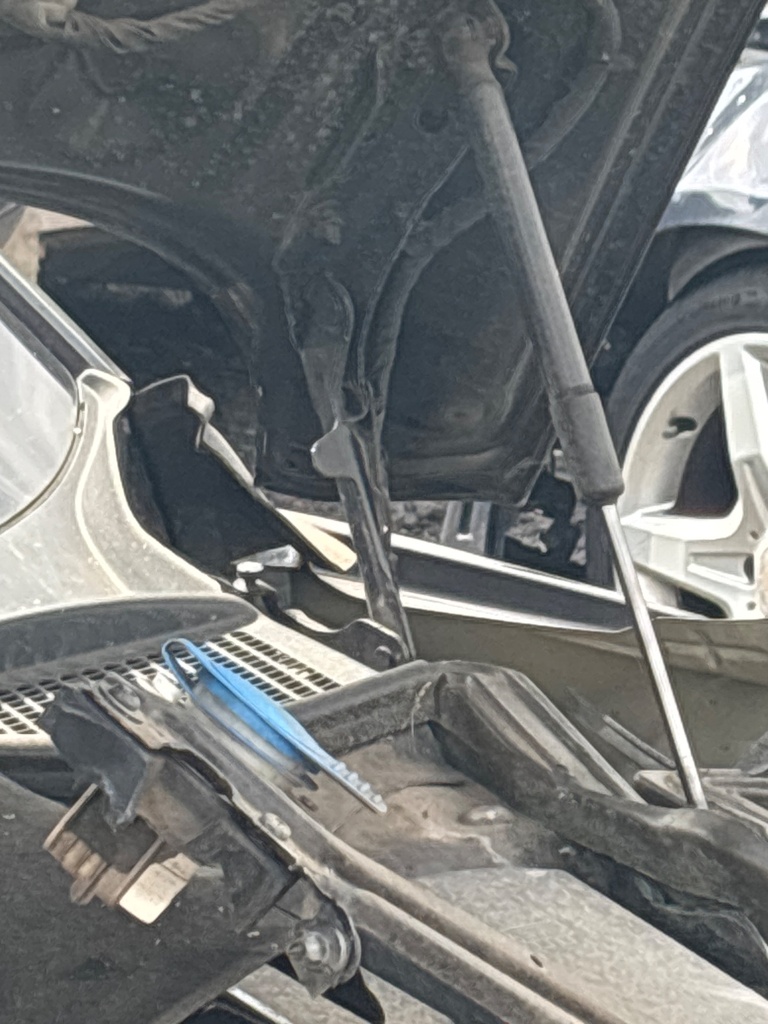 [EPE-112325] Bisagra del capó LH Skoda Superb 2016 DFCA DFC