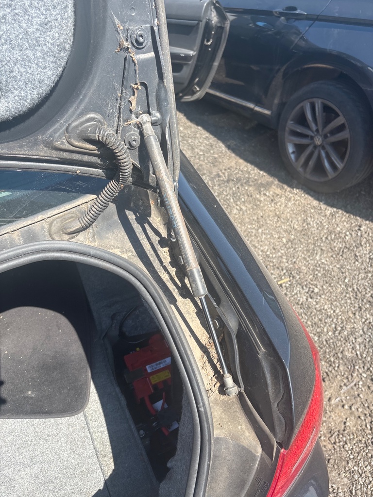 [EPE-112754] Amortiguador portón trasero derecho BMW Serie 3 E92 2008