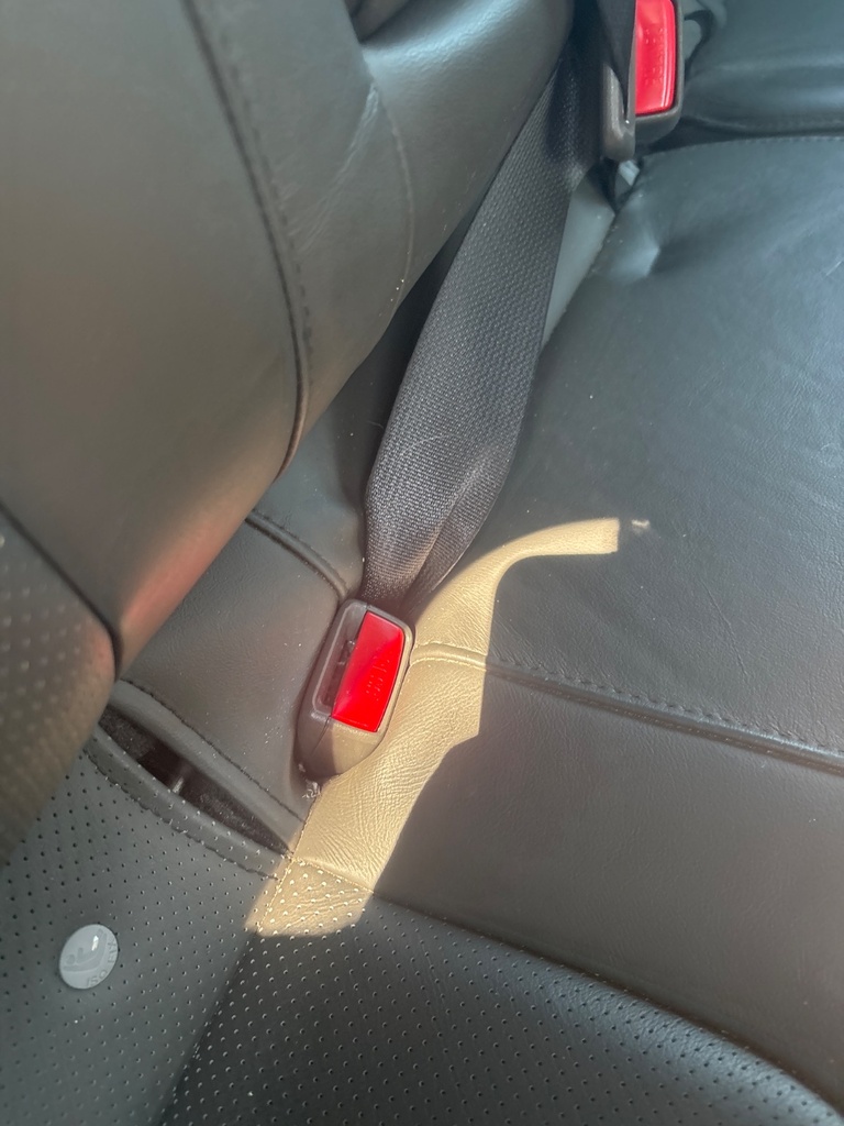 [EPE-113044] Cinturón de seguridad trasero Stalk Fila Central RH Nissan Navara NP300 2012 140KW