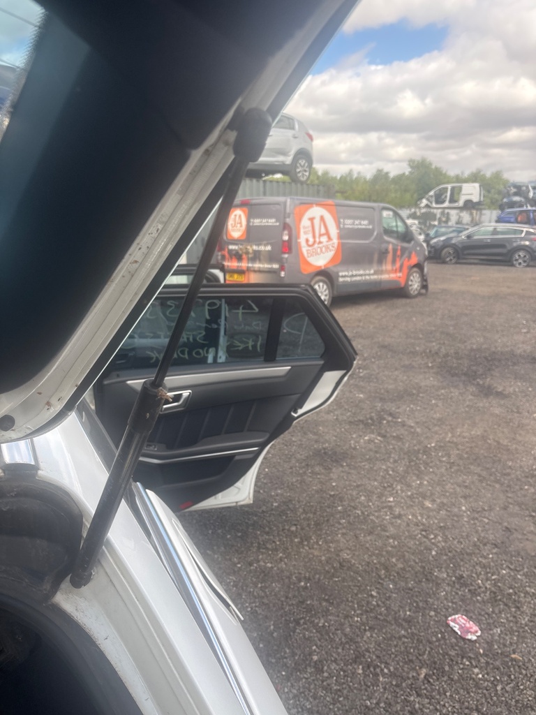 [EPE-116766] Amortiguador portón trasero derecho para Mercedes-Benz E-Class 2015