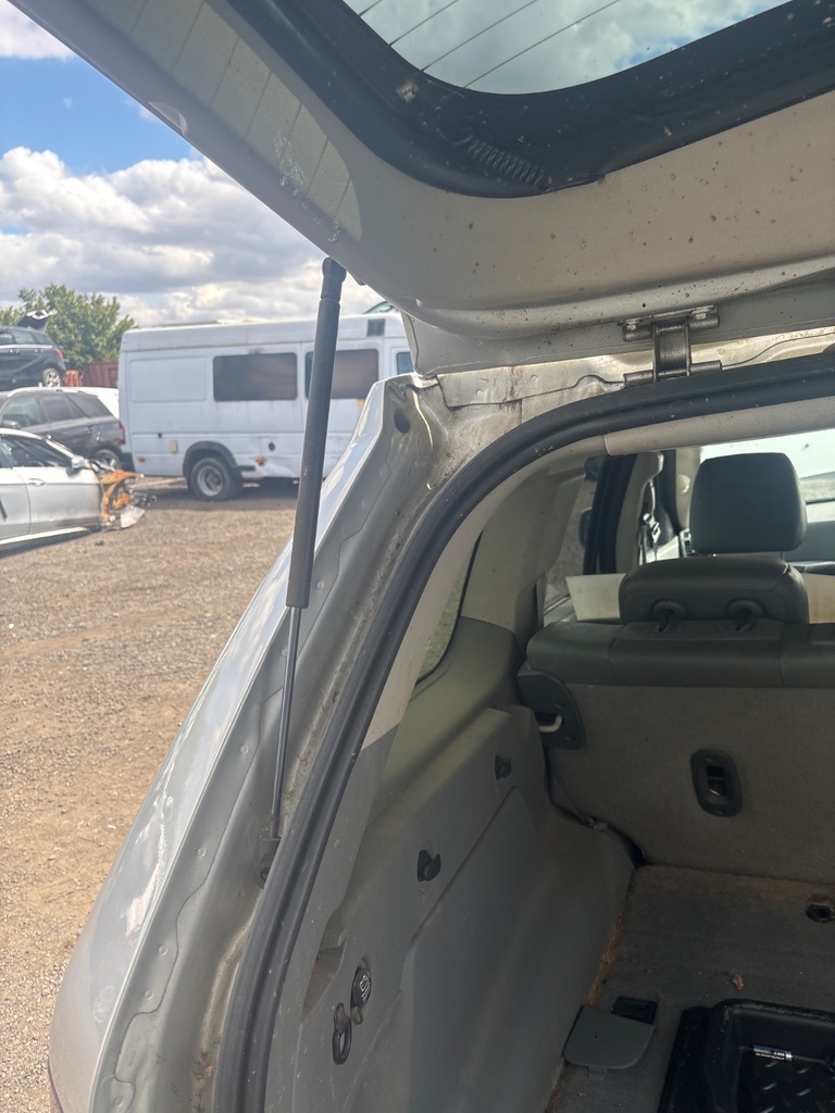 [EPE-119430] Amortiguador portón trasero izquierdo Jeep Grand Cherokee 2007 silver
