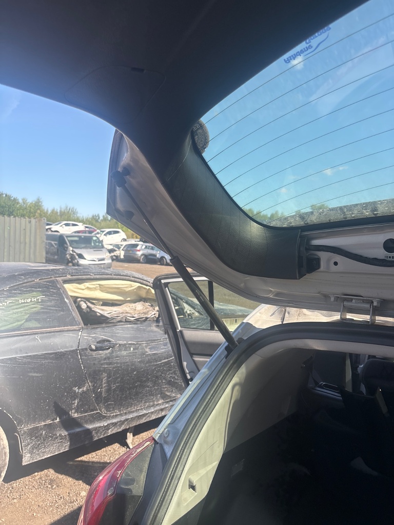 [EPE-119909] Amortiguador de portón trasero izquierdo Kia Sportage 2015 MACHINE SILVER