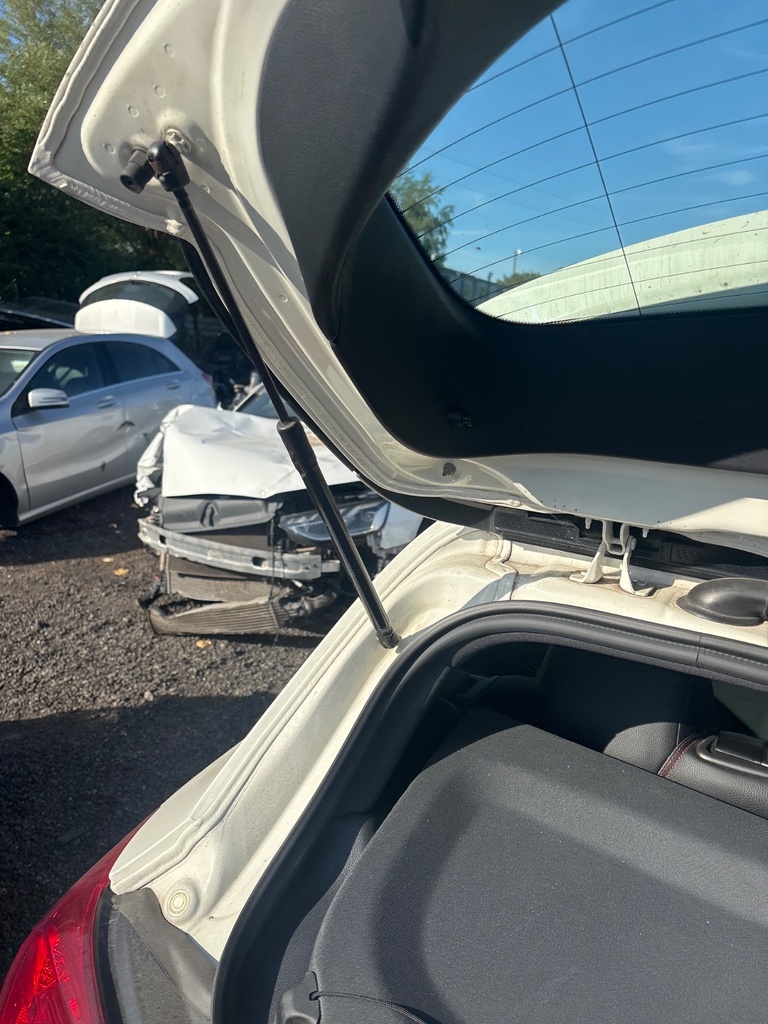 [EPE-120897] Amortiguador de portón trasero izquierdo Mercedes A-Class 2015 650 white