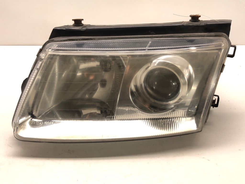 [STARK-566119] Faros delanteros derecho VW Passat B5 (3B2) 1996-2001