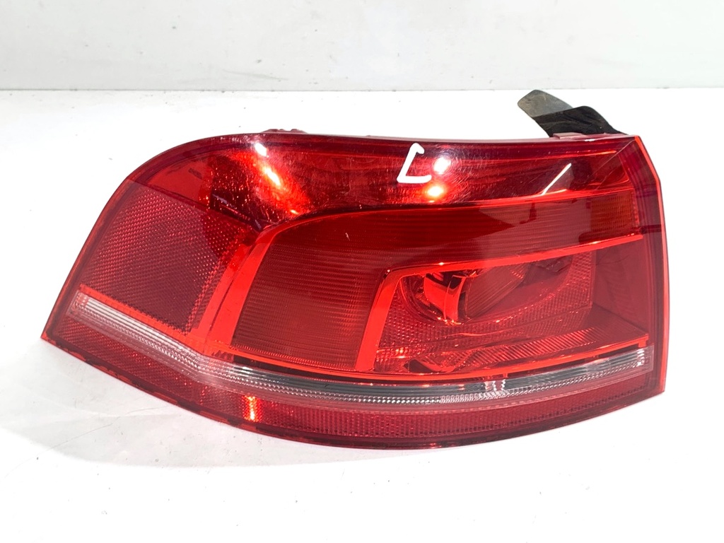 [STARK-806093] Piloto trasero izquierdo VW Passat B7 Variant (365) 2010-2015 2.0 TDI 103 kW