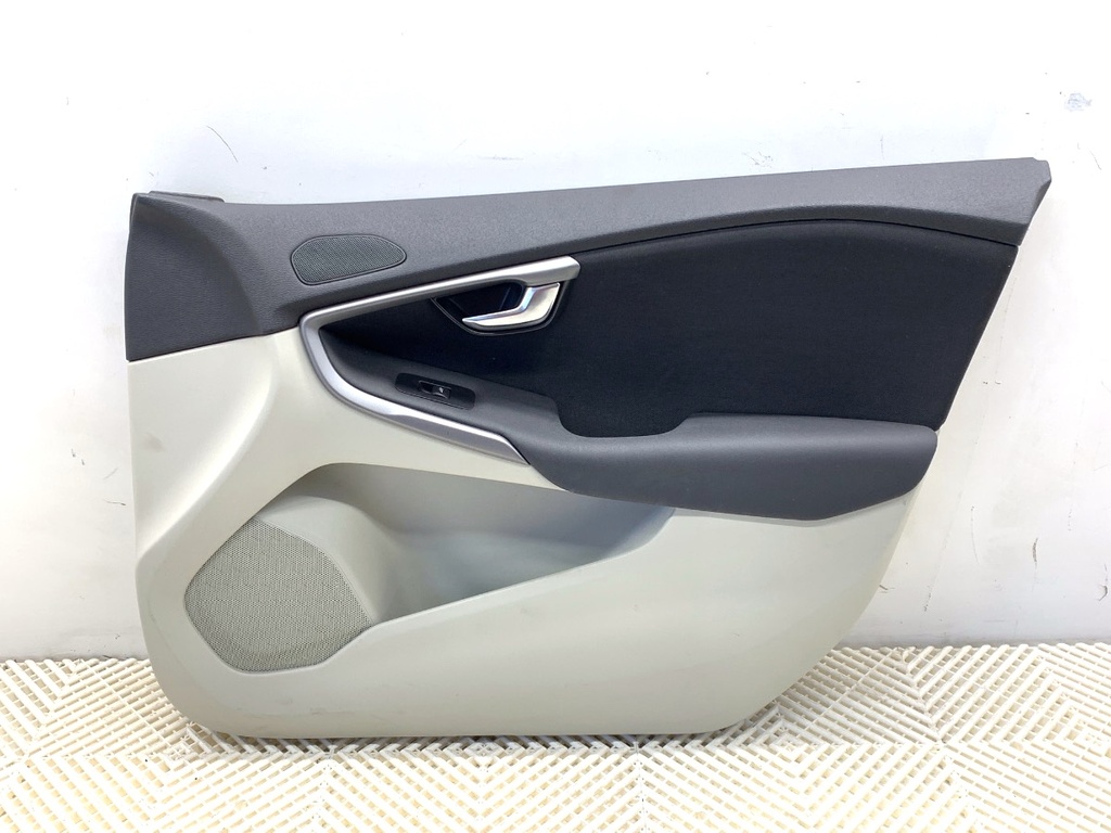 [STARK-856086] Panel de puerta delantero derecho VOLVO V40 liftback 2012-2022