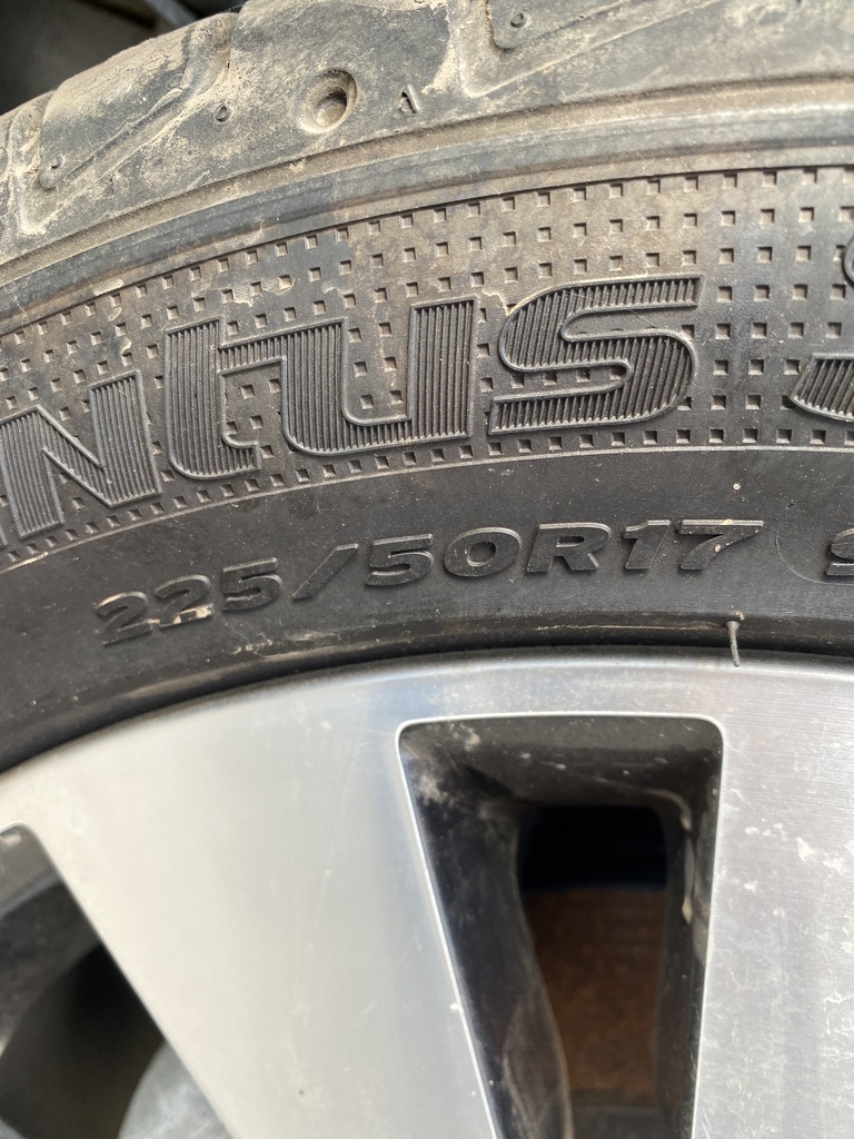 [EPE-101002] Llanta de aleación Borbet 17 pulgadas con neumático SKODA YETI