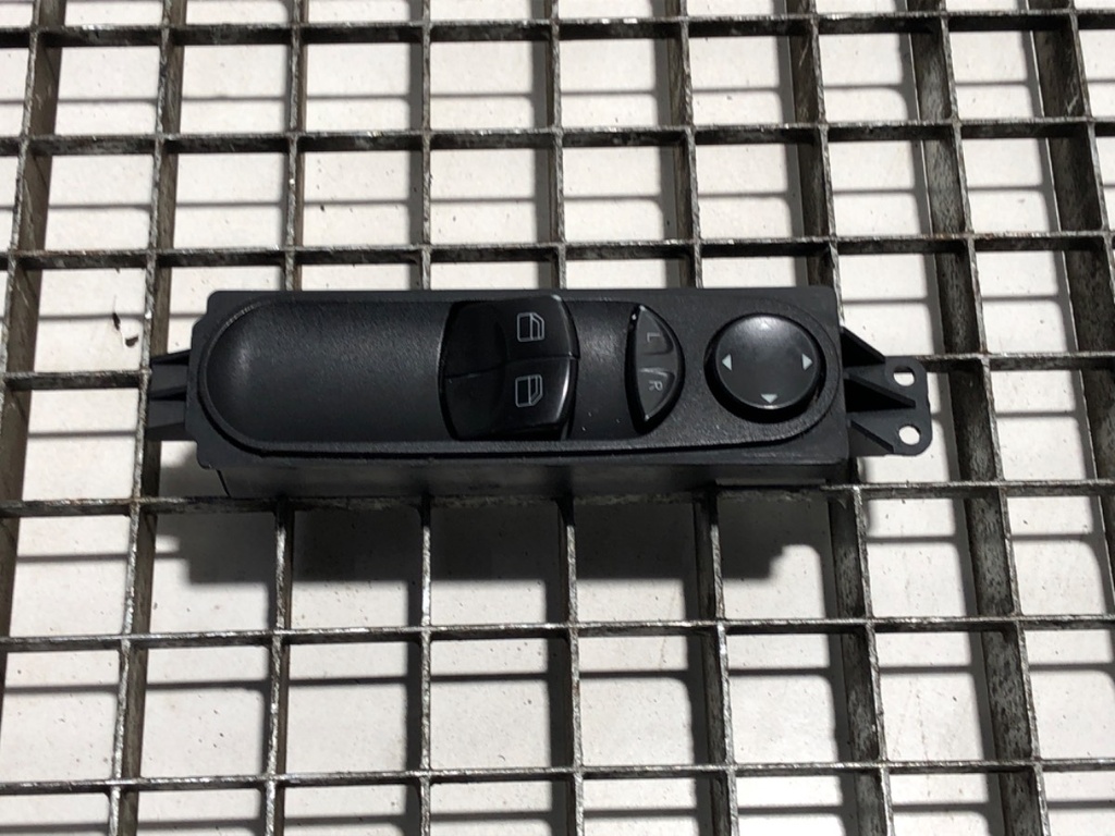 [STARK-781778] Interruptor de elevalunas Mercedes-Benz Sprinter 3-t Skrzynia (B906) 2006-2022