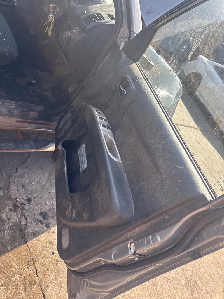 [EPE-124669] Panel interior de puerta delantera derecha Mitsubishi L200 / Triton (2014)