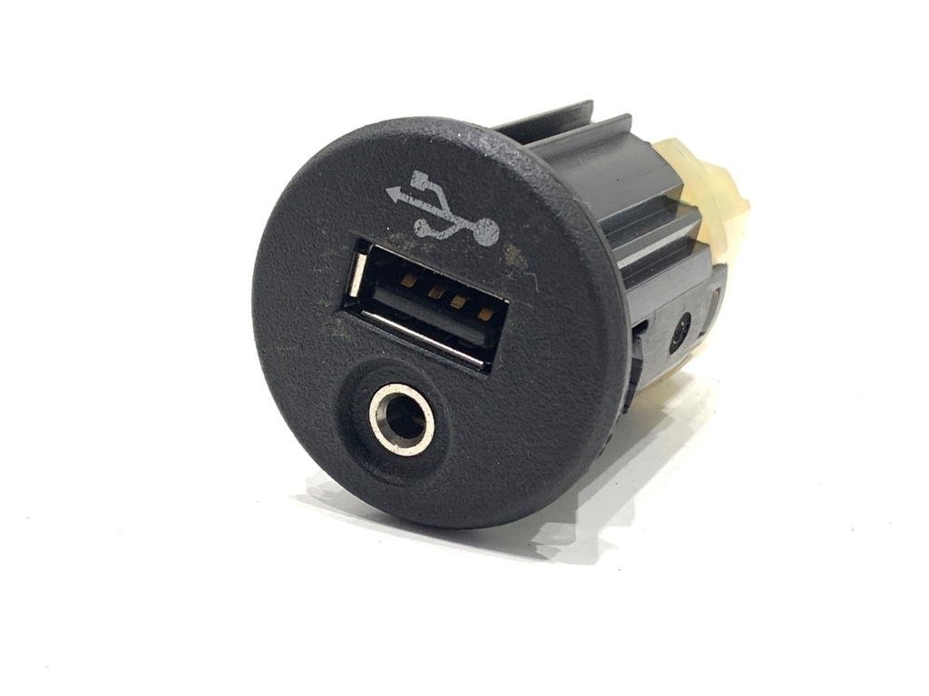 [STARK-785979] Puerto USB para Nissan Juke (F15) 2010-2022