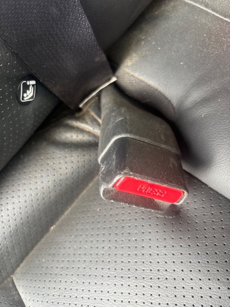[EPE-124587] Cierre de cinturón de seguridad trasero fila central derecho Fiat Fullback 2018