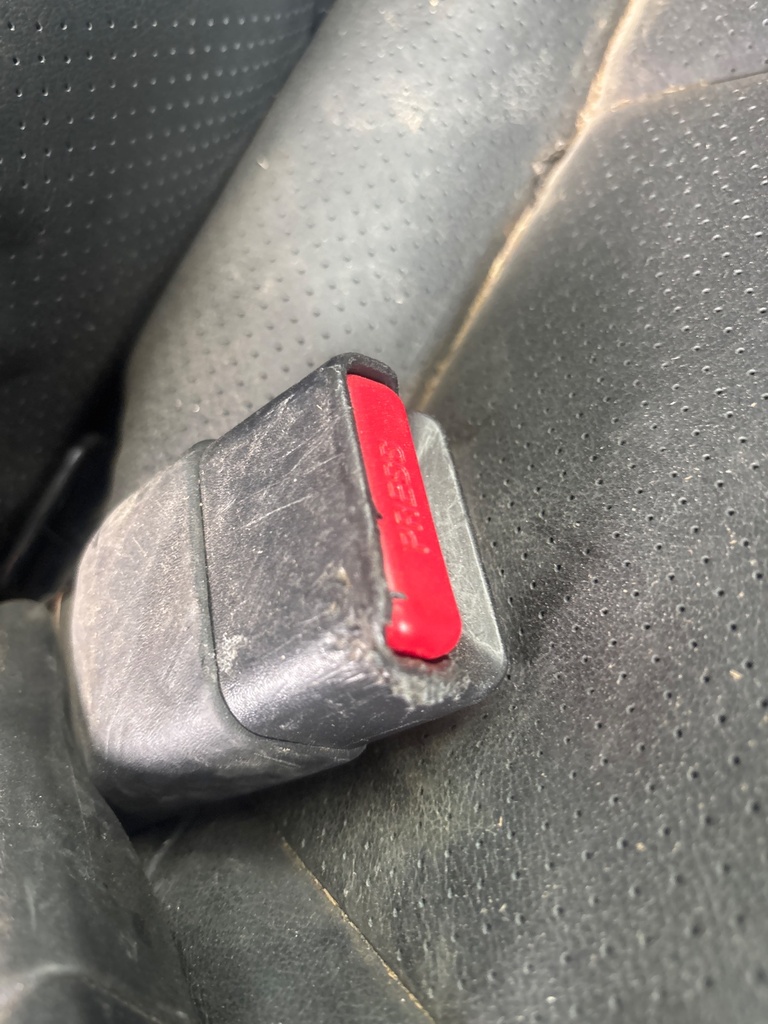 [EPE-124586] Cierre de cinturón de seguridad trasero fila central izquierdo Fiat Fullback 2018