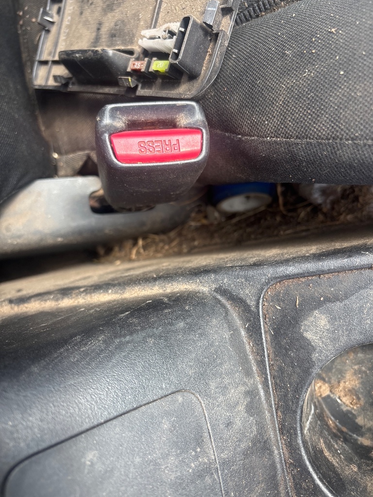 [EPE-124622] Cierre de cinturón de seguridad delantero izquierdo Mitsubishi L200 / Triton 2014