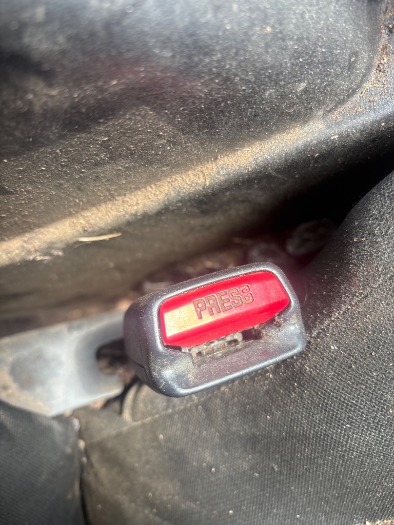 [EPE-124623] Cierre de cinturón de seguridad delantero derecho Mitsubishi L200 / Triton 2014