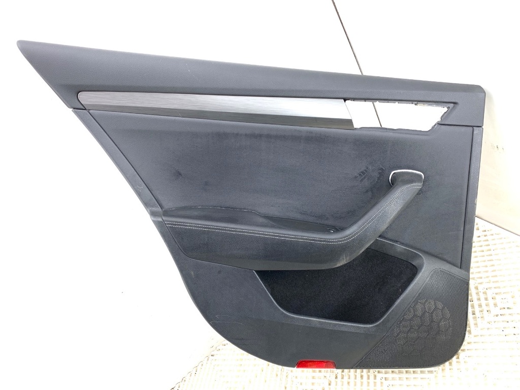 [STARK-803842] Panel de puerta trasero izquierdo SKODA SUPERB III Kombi 2.0 TDI 2015-2022