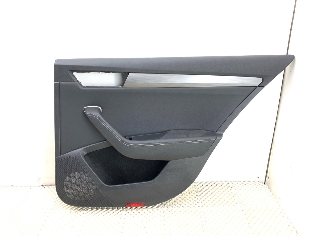 [STARK-803841] Panel trasero derecho SKODA SUPERB III Kombi (3V5) 2015-2022