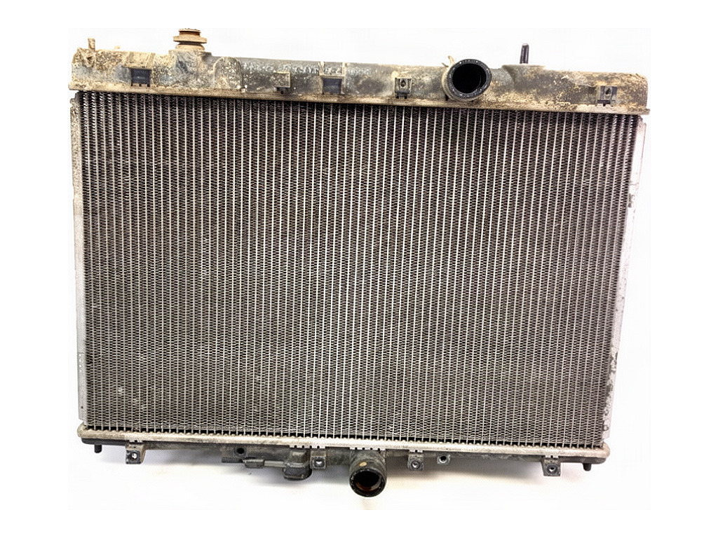 [STARK-940678] Radiador de agua Mitsubishi Pajero Pinin I