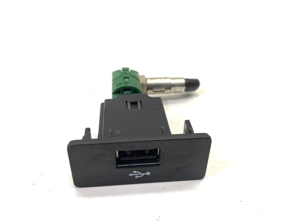 [STARK-840253] Puerto USB SKODA SUPERB III Kombi (3V5) 2015 - 2022