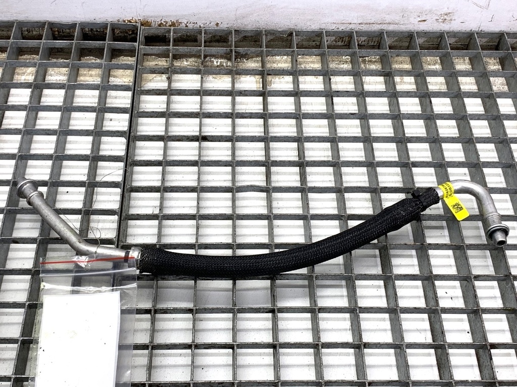 [STARK-879373] Mango de aire acondicionado para Tesla Model Y (5YJY) 2019-2022