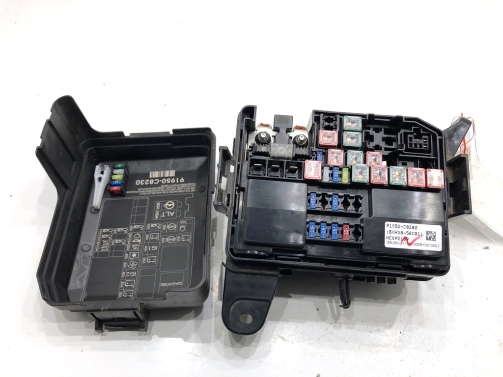 [STARK-808925] Caja de fusibles HYUNDAI i20 II (GB, IB) 1.2 62 kW 2014-2022
