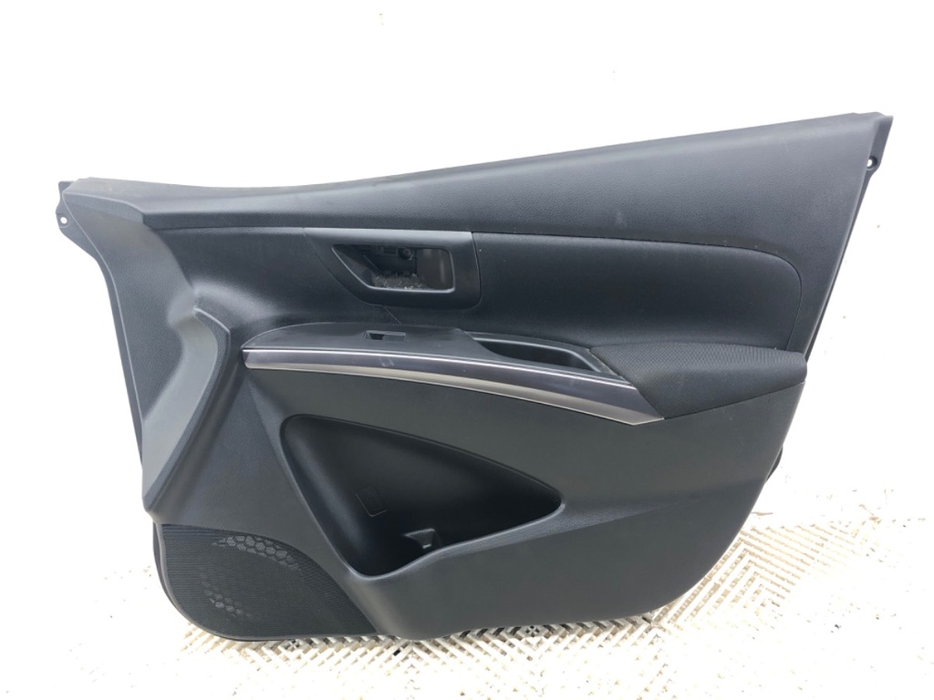 [STARK-715825] Panel de puerta delantero derecho Suzuki S-Cross 2022