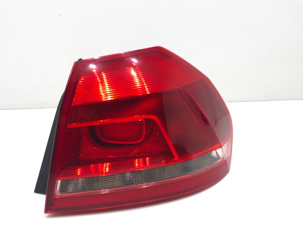 [STARK-813831] Piloto trasero derecho VW Passat B7 (A32, A33) 2011-2022