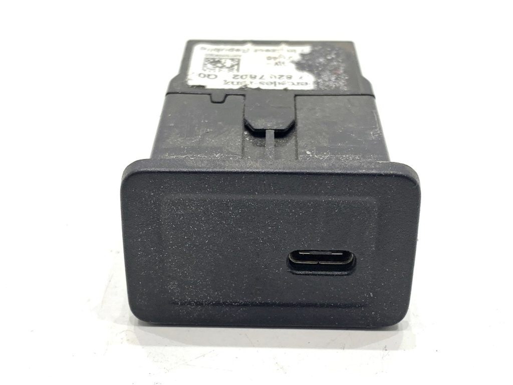 [STARK-880270] Puerto USB Mercedes-Benz eSprinter (B910) 2020-2022 Eléctrico 85 kW