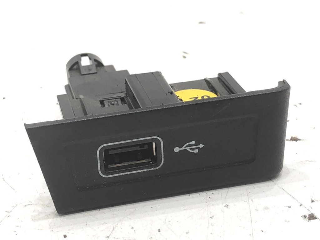 [STARK-765815] Puerto USB SKODA RAPID (NH3, NK3, NK6) 2012-2022