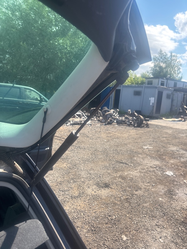 [EPE-118108] Amortiguador portón trasero derecho VW Golf 2007