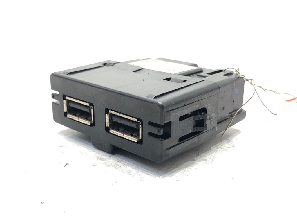 [STARK-591713] Puerto USB Skoda Octavia III (5E3, NL3, NR3) 2012-2022 5Q0035726L
