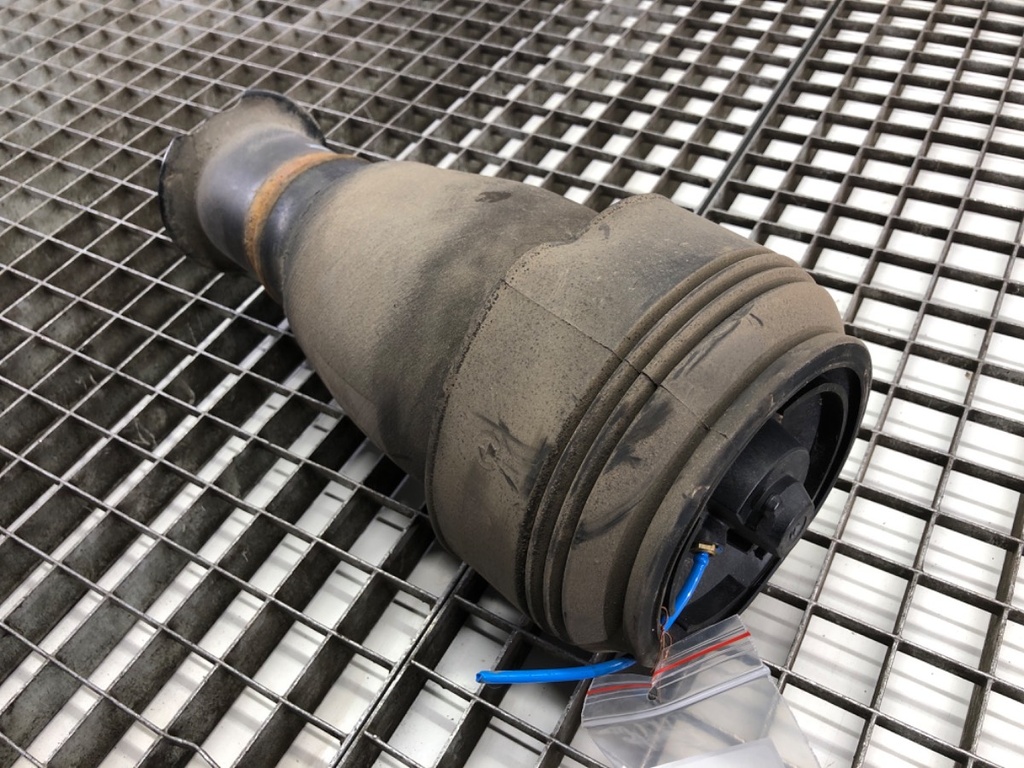[STARK-705383] Suspensión neumática trasera derecha BMW Serie 5 Touring (E61) 2004-2010