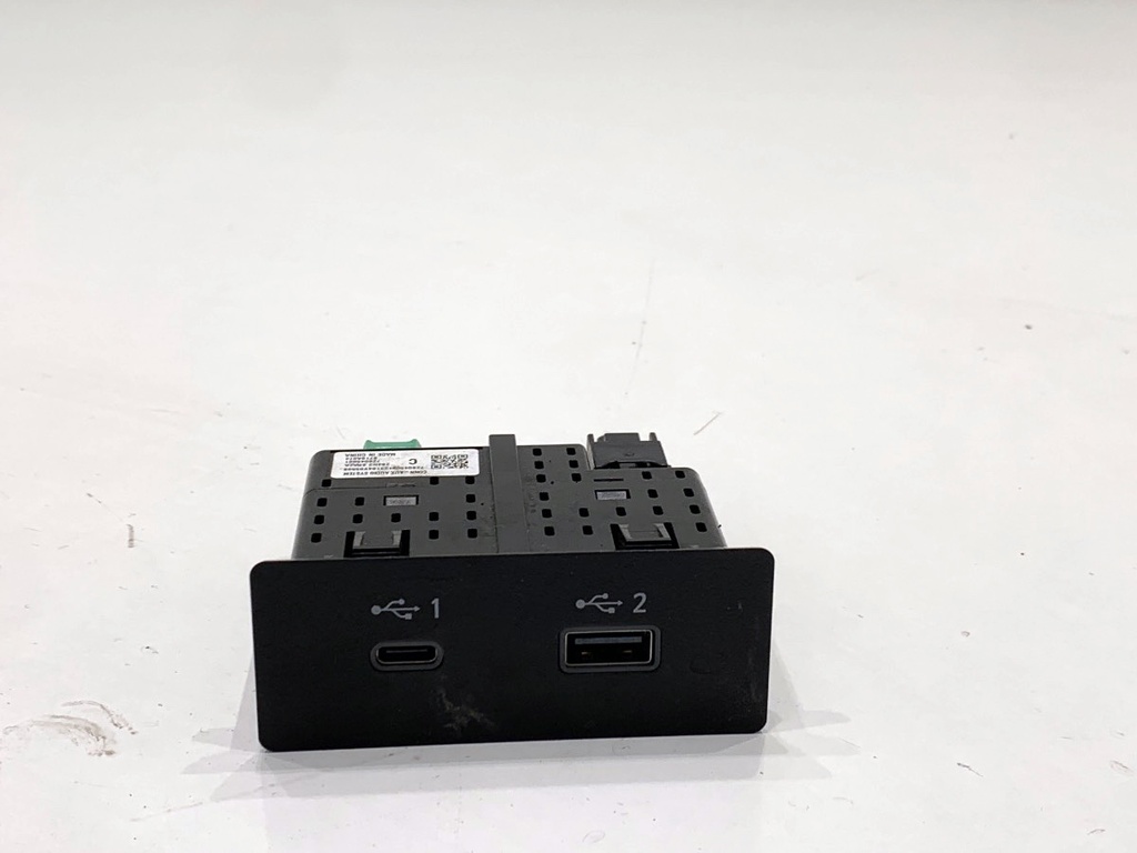 [STARK-899338] Puerto USB Nissan Qashqai III (J12) 1.3 DIG-T 116 kW 2021-2022