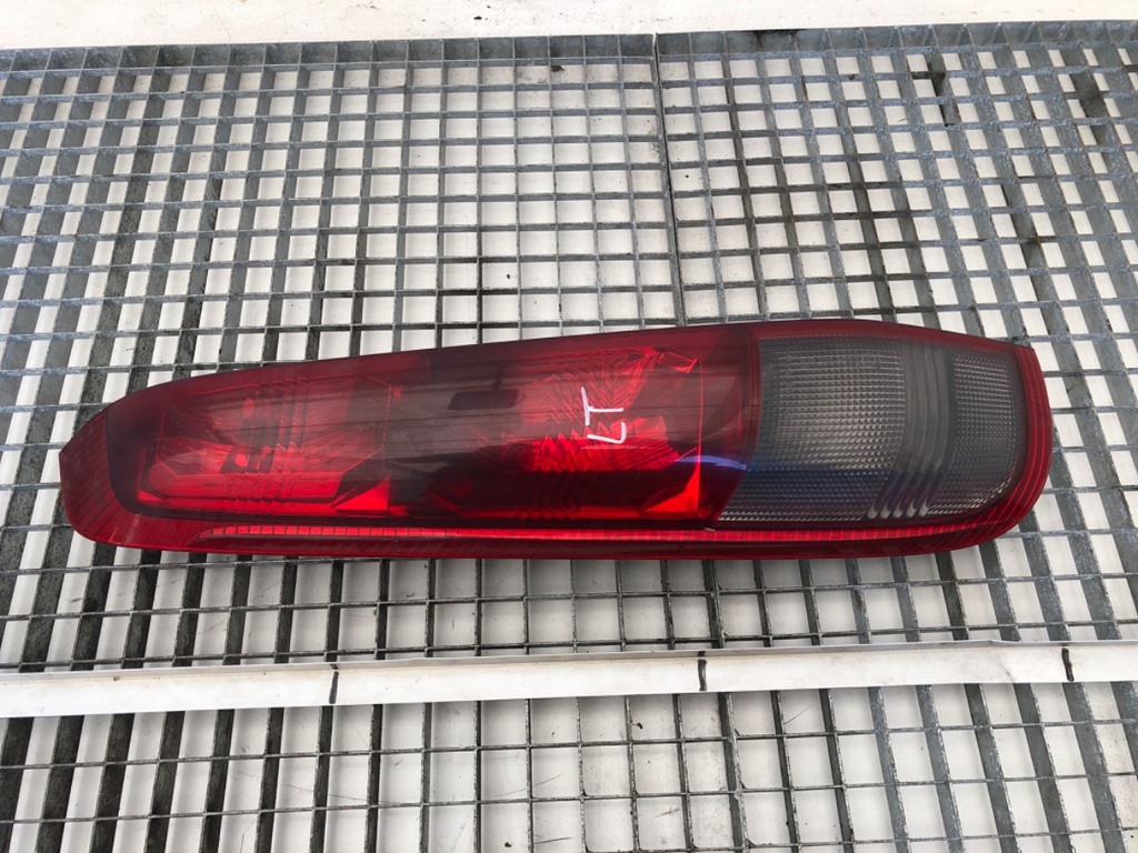 [STARK-614792] Piloto trasero izquierdo NISSAN X-TRAIL I (T30) 2001-2013