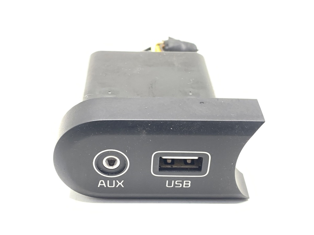 [STARK-788084] Puerto USB KIA CEE'D (JD) 1.6 GDI 2012-2018