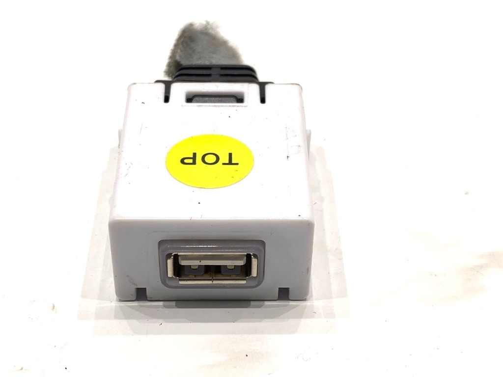 [STARK-848287] Puerto USB Hyundai i30 (PDE, PD, PDEN) 2016-2022