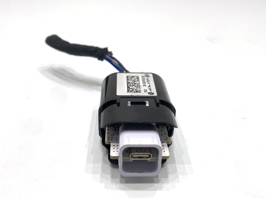 [STARK-848315] Puerto USB HYUNDAI i30 (PDE, PD, PDEN) 2016-2022
