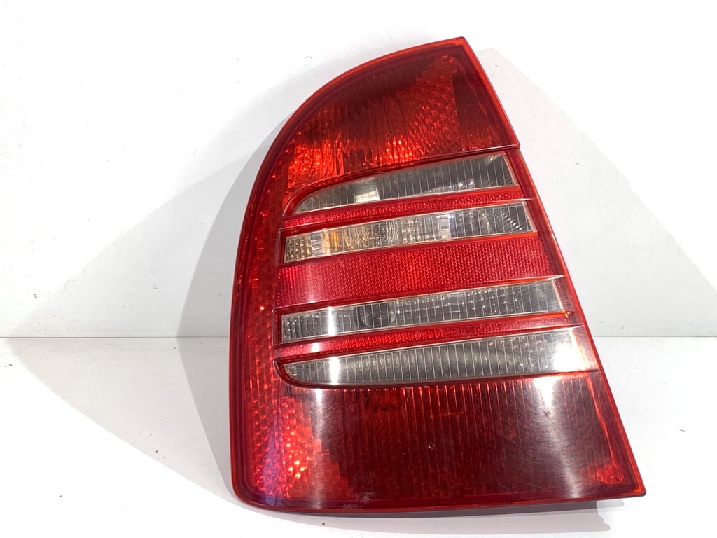 [STARK-858734] Piloto trasero izquierdo SKODA SUPERB I (3U4) 2001-2008