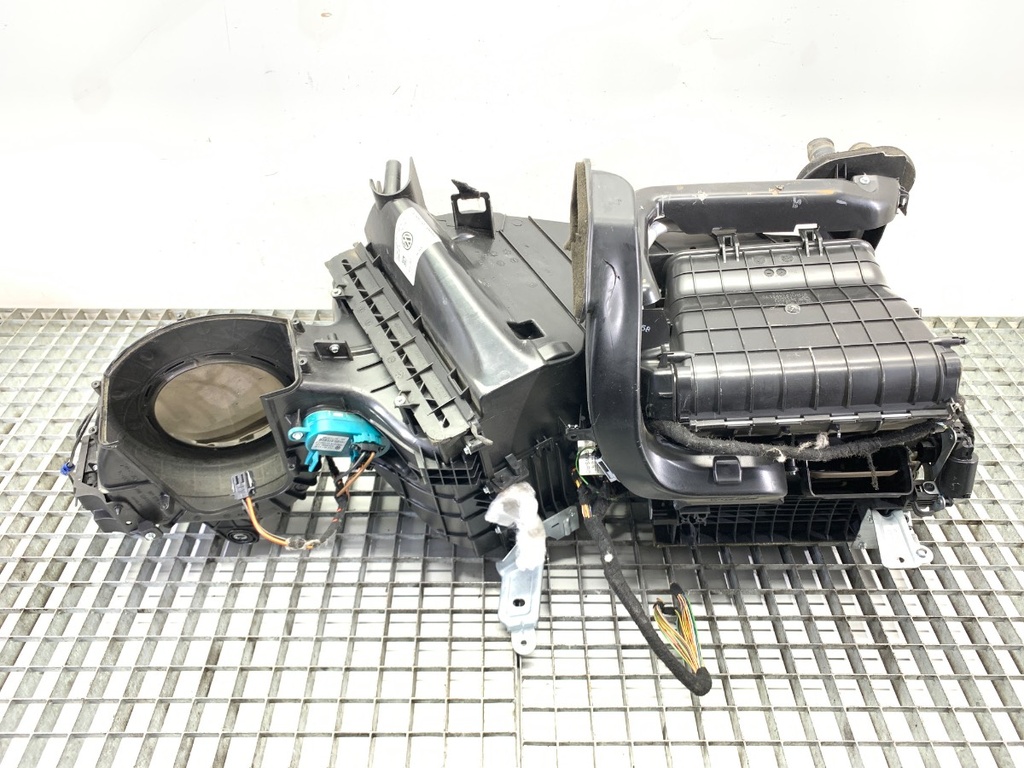 [STARK-859692] Calefactor VW Transporter V Autobus (7HB, 7HJ, 7EB, 7EJ) 2.0 TDI 103 kW 2009-2015