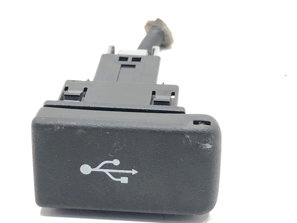 [STARK-802583] Puerto USB para Honda HR-V (RU) 2014-2022