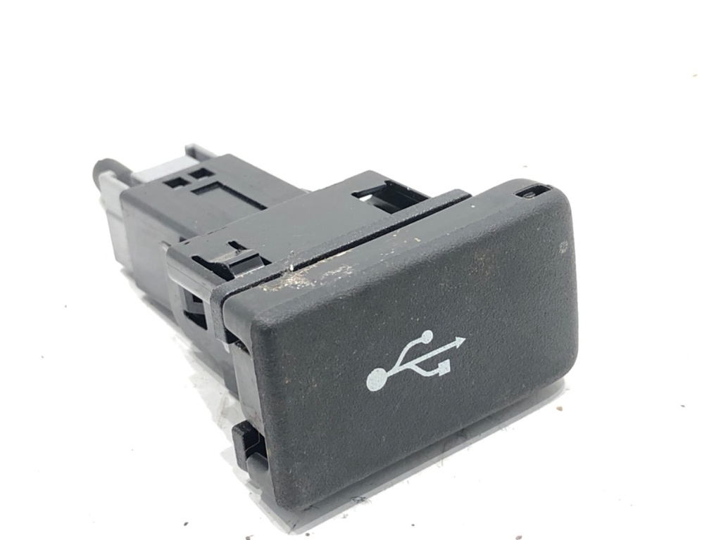 [STARK-802552] Puerto USB Honda HR-V (RU) 2014-2022