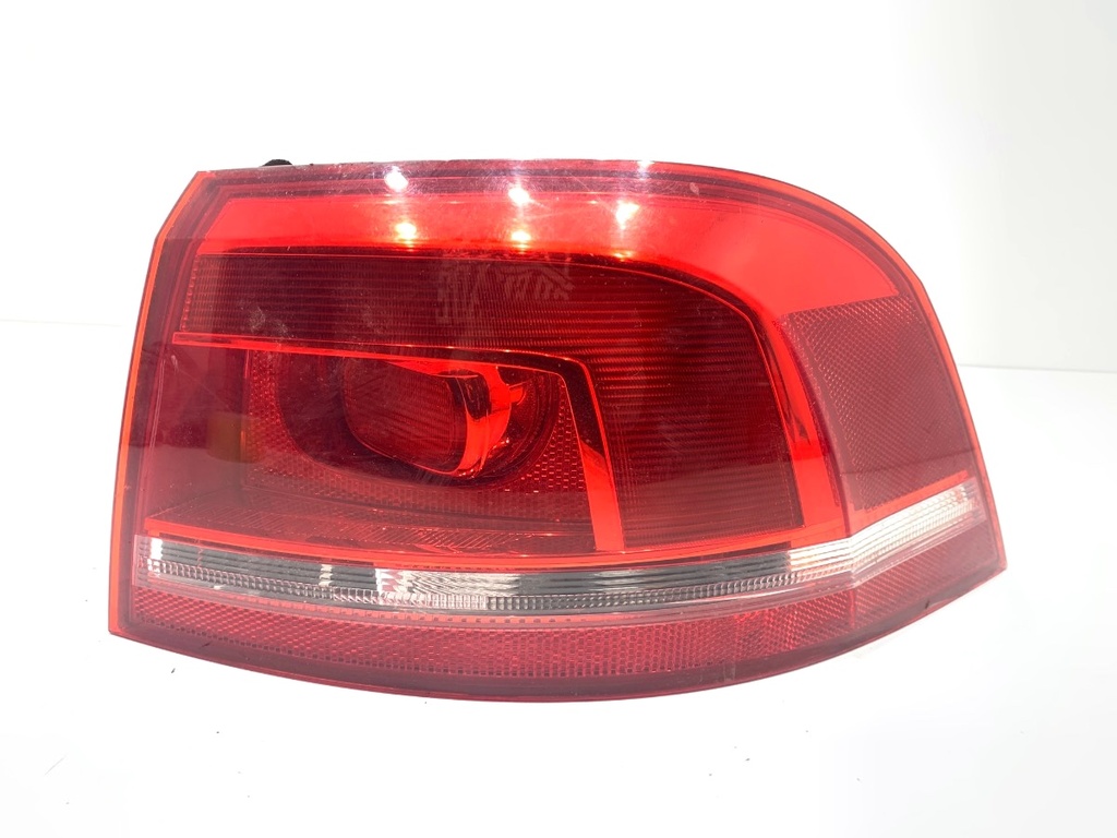 [STARK-813158] Piloto trasero derecho VW Passat B7 Variant (365) 2.0 TDI 103 kW 2010-2015