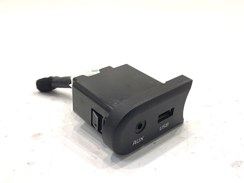 [STARK-907630] Puerto USB KIA CEE'D Sportswagon (JD) 1.6 CRDi 110