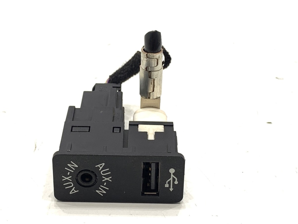 [STARK-913626] Puerto USB BMW Serie 3 (F30, F80) 2011-2018