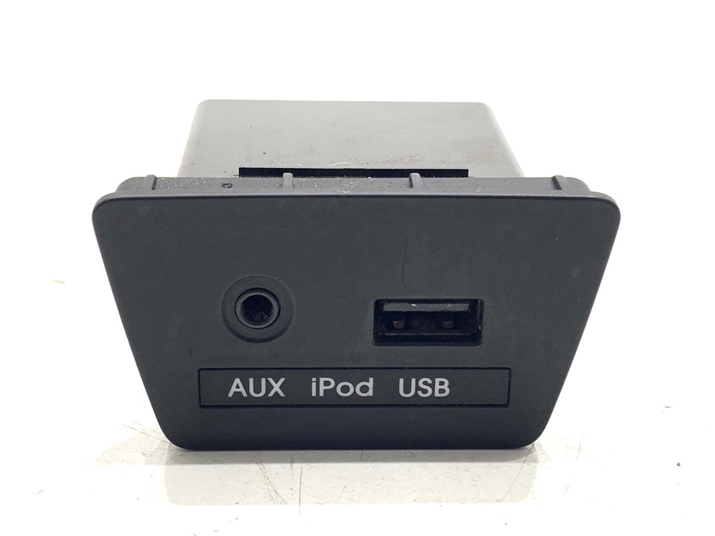 [STARK-913852] Puerto USB Hyundai ix35 (LM, EL, ELH) 2009-2022