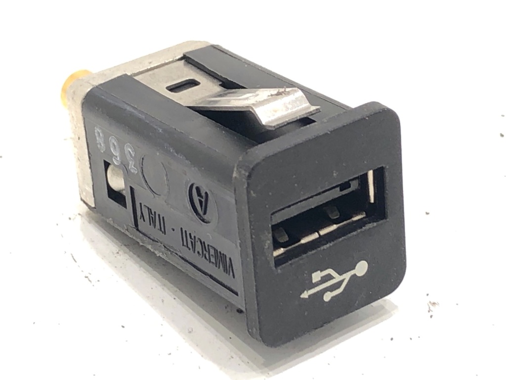[STARK-751089] Puerto USB BMW Serie 7 (F01, F02, F03, F04) 2008-2015