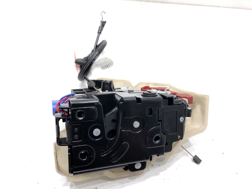 [STARK-752577] Cerradura de puerta trasera derecha VW Golf V Variant (1K5) 2007-2009