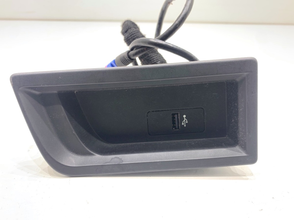 [STARK-826250] Puerto USB BMW Serie 3 Gran Turismo (F34) 2012-2022