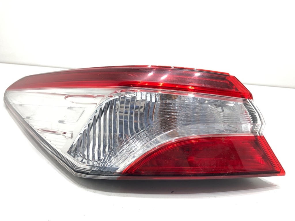 [STARK-891506] Piloto trasero izquierdo Toyota Camry (_V7_, _VA7_, _VH7_) 2017-2022