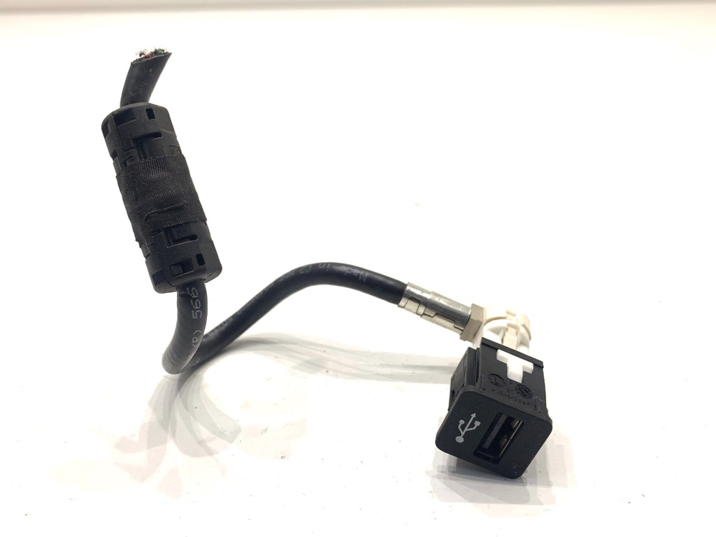 [STARK-887901] Puerto USB BMW X5 (G05, F95) 2018-2022