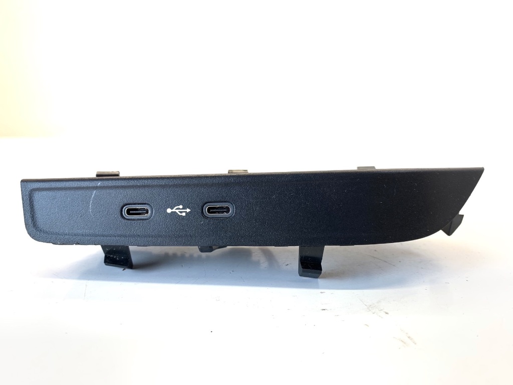 [STARK-891024] Puerto USB Skoda Kamiq (NW4) 1.5 TSI 110 kW 2019-2022